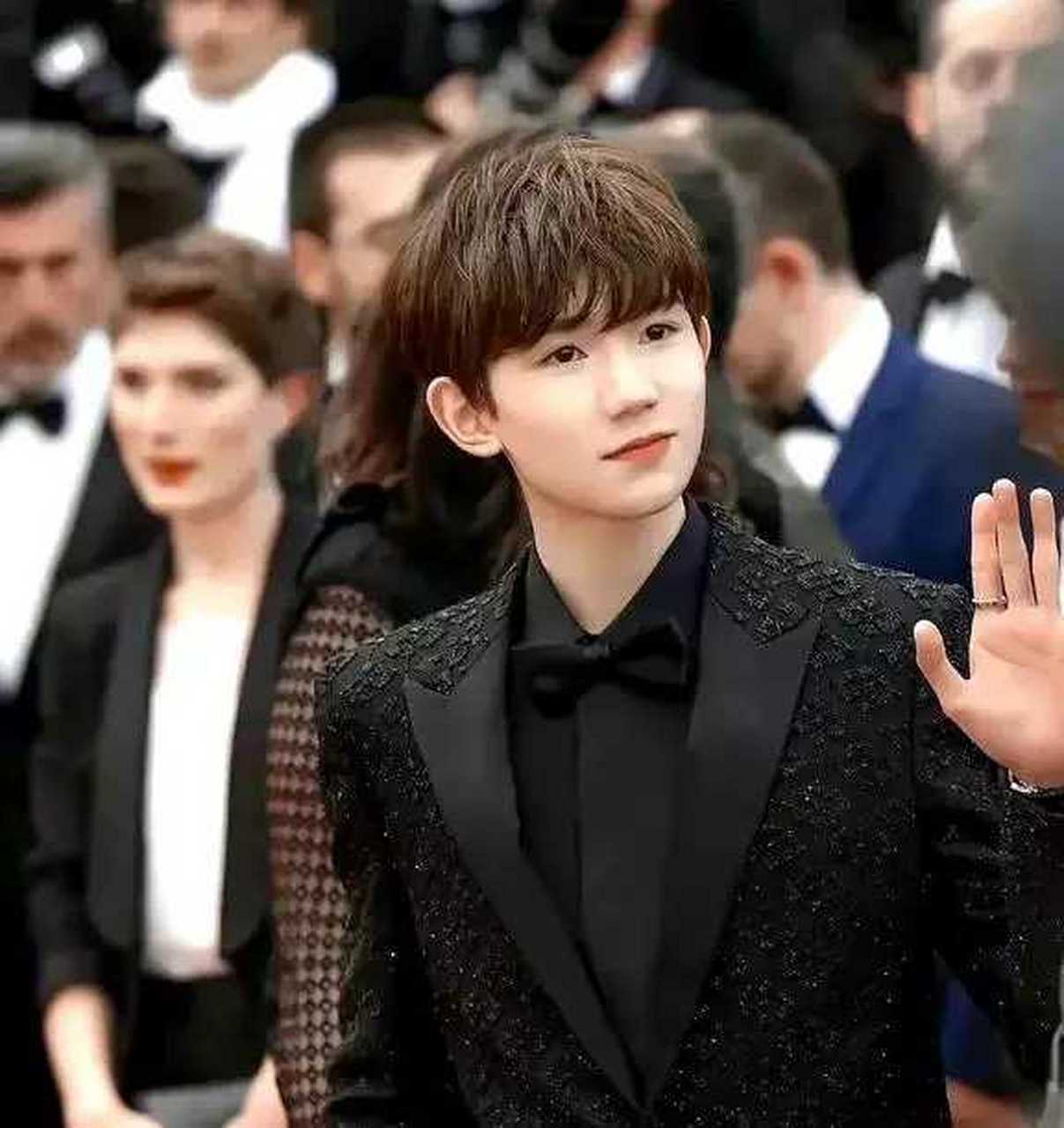 看王源17岁和22岁颜值差距,明白抽烟对于青少年危害有多大