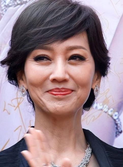 70岁赵雅芝旗袍照惊艳众人,生图秒打脸,终究躲不过岁月的痕迹