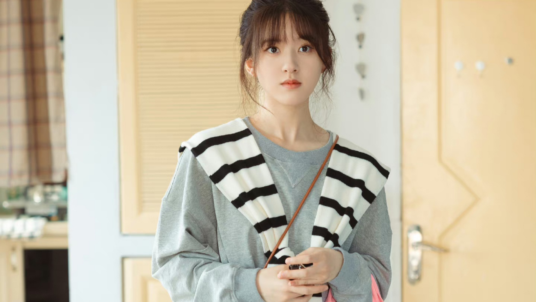 赵露思偷偷藏不住# #赵露思新剧纯欲风# 不得不说,赵露思在《偷筒藏