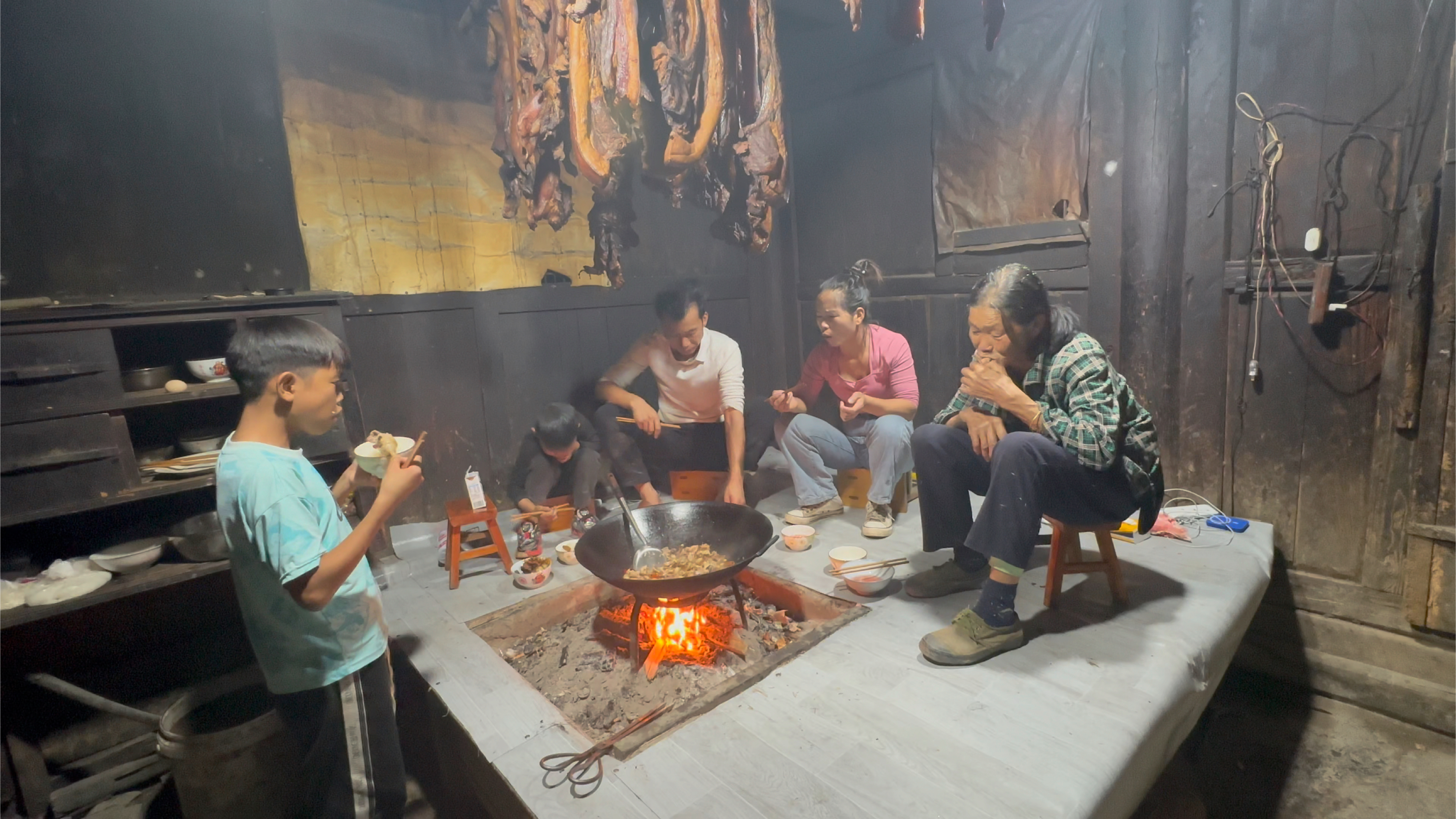 贵州小潘,晚上杀只老母鸡加餐,叫奶奶下来一起吃这画面太幸福了