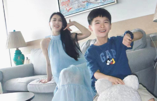 偏心?黄圣依晒母子照,搂抱安麟,孕肚明显,安迪却不被允许出镜