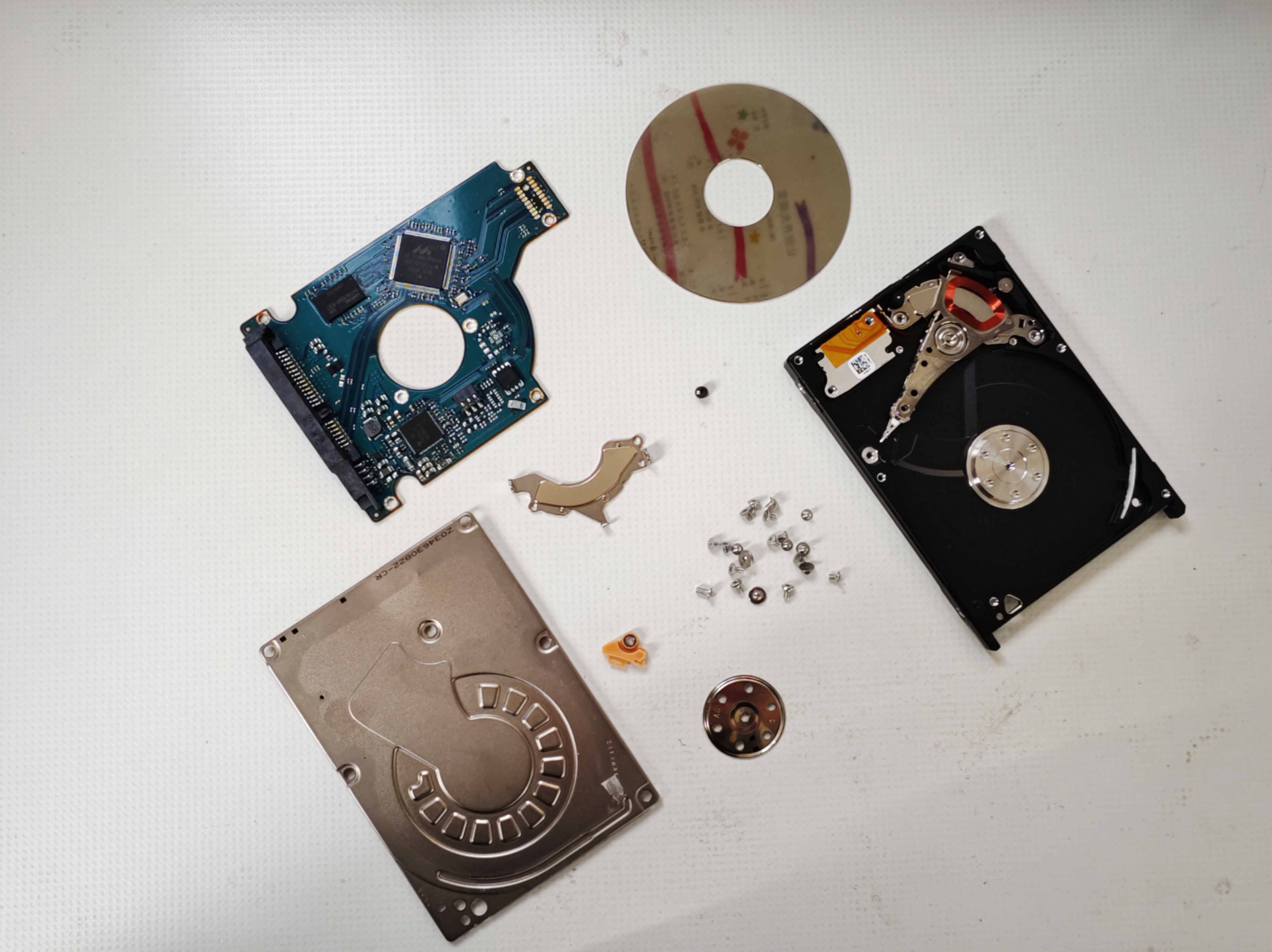 百度秋冬打卡挑战赛# 无聊,拆了一块2.5英寸日立500g机械笔记本硬盘.