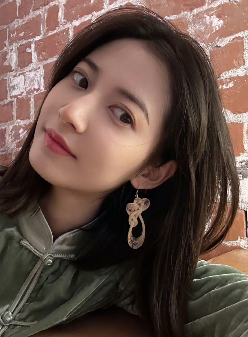 陈钰琪穿新中式上衣自拍,绿色盘扣丝绒外套文艺感满满,她还对着镜头