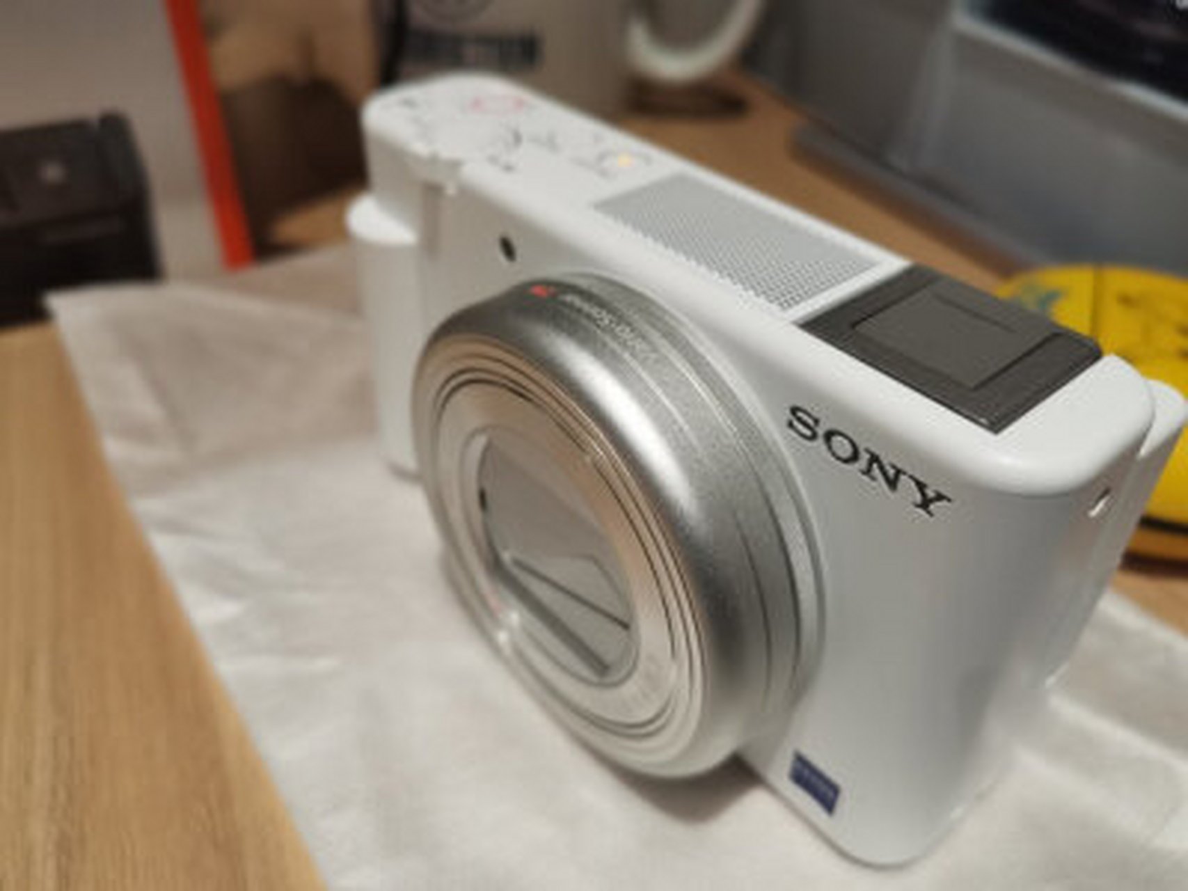 索尼a6300和zv1哪个好,索尼zv1和索尼a6000对比  索尼zv1也还不错的