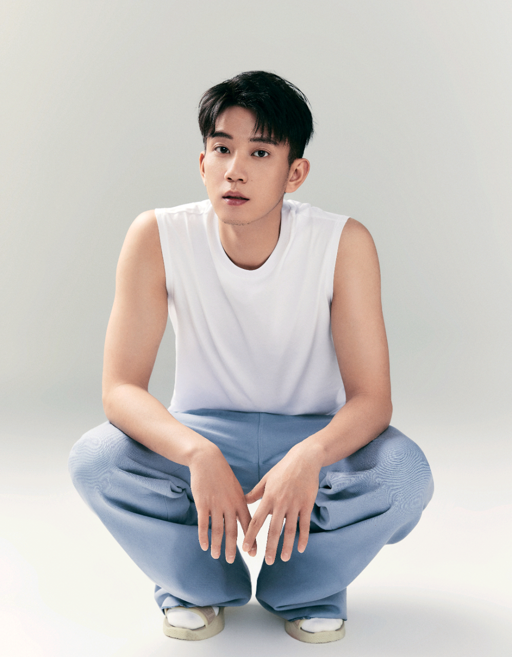 王子奇还是穿西装最帅,但是长得帅气的人,穿个简单的白背心也那么好看