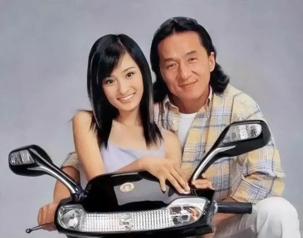 杨幂和成龙的合照,原来他们在19年前就认识了,成龙还给她5万