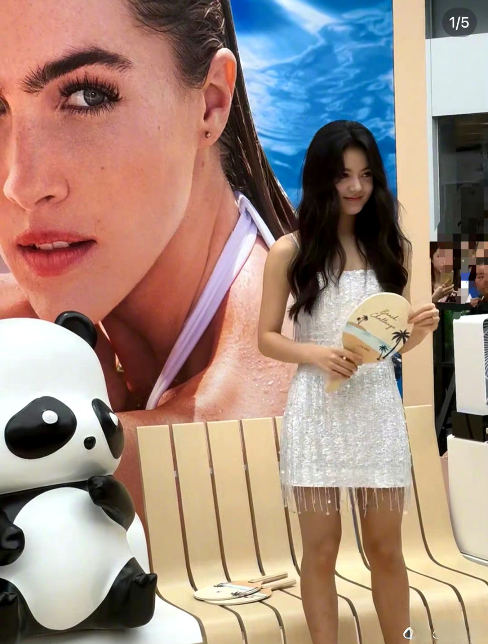 赵今麦icon今日份活动路透照 抹胸短裙配大波浪长发 满裙的流苏,走起