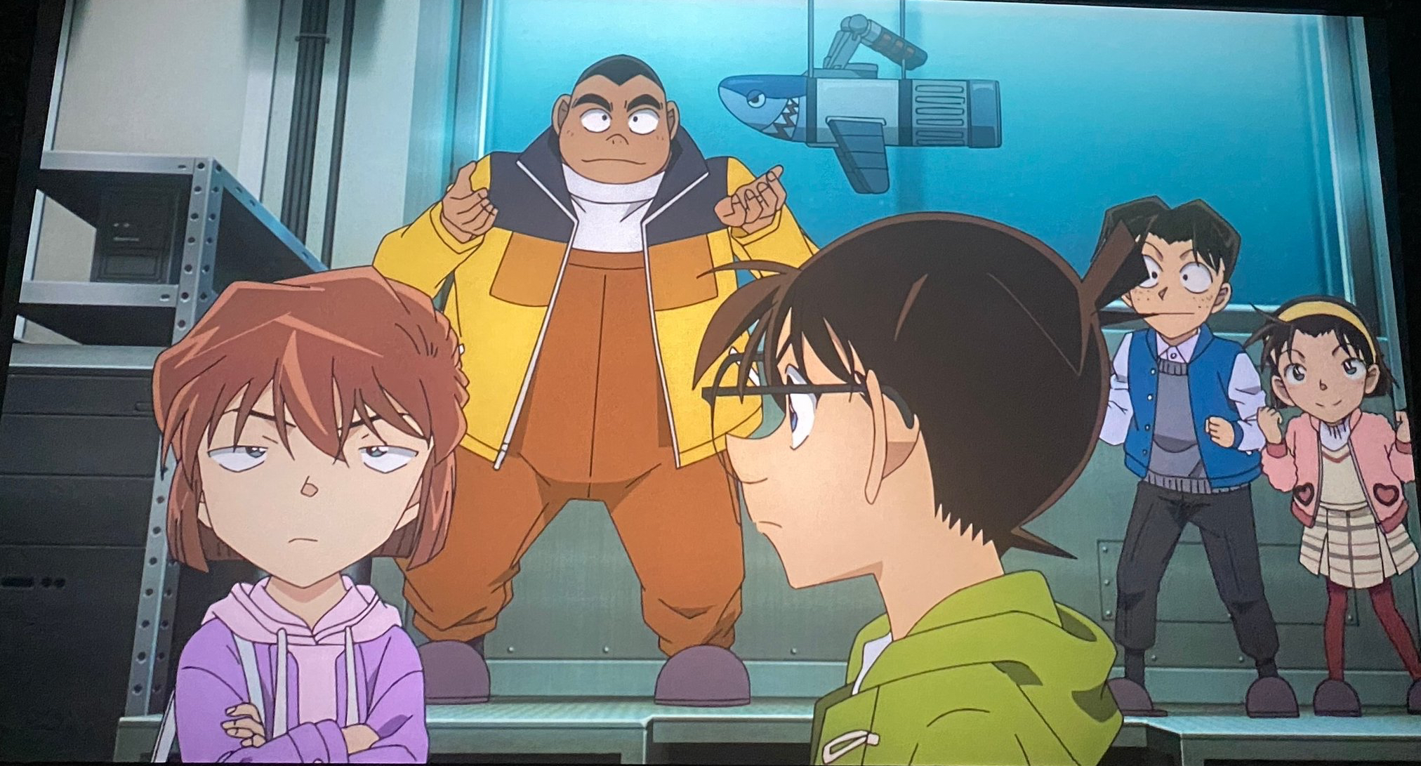 柯南:黑铁的鱼影新画面,琴酒举枪对准基尔,波本贝姐假扮清洁工