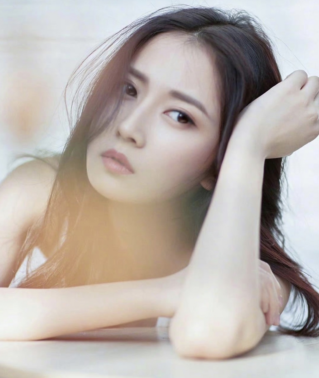 纯白背心蓝色牛仔裤,清爽自然仙气十足! #陈钰琪