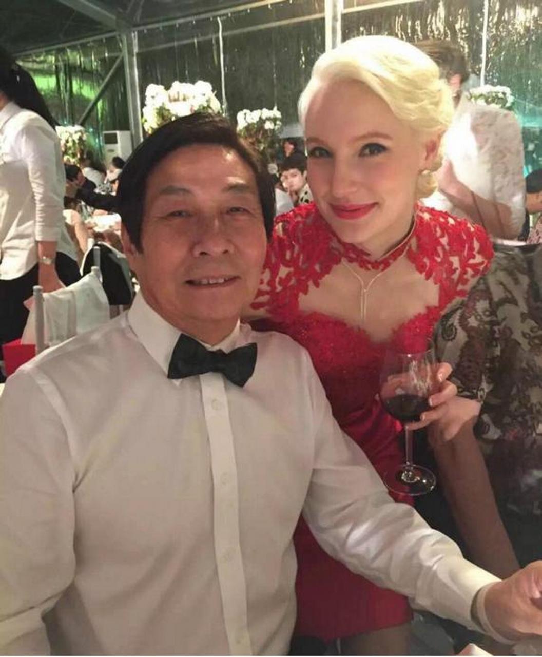 一次,撒贝宁和妻子李白用中文拌嘴,李白气急憋出一句话:"你打死老子!