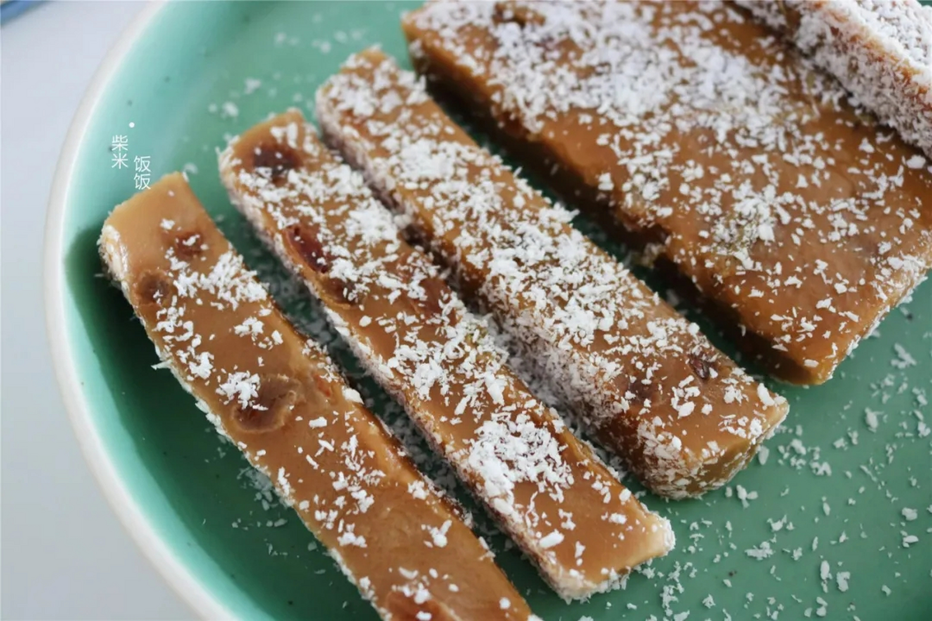 红糖年糕 【食材】糯米粉100克,玉米淀粉20克,纯牛奶140毫升,红糖40克