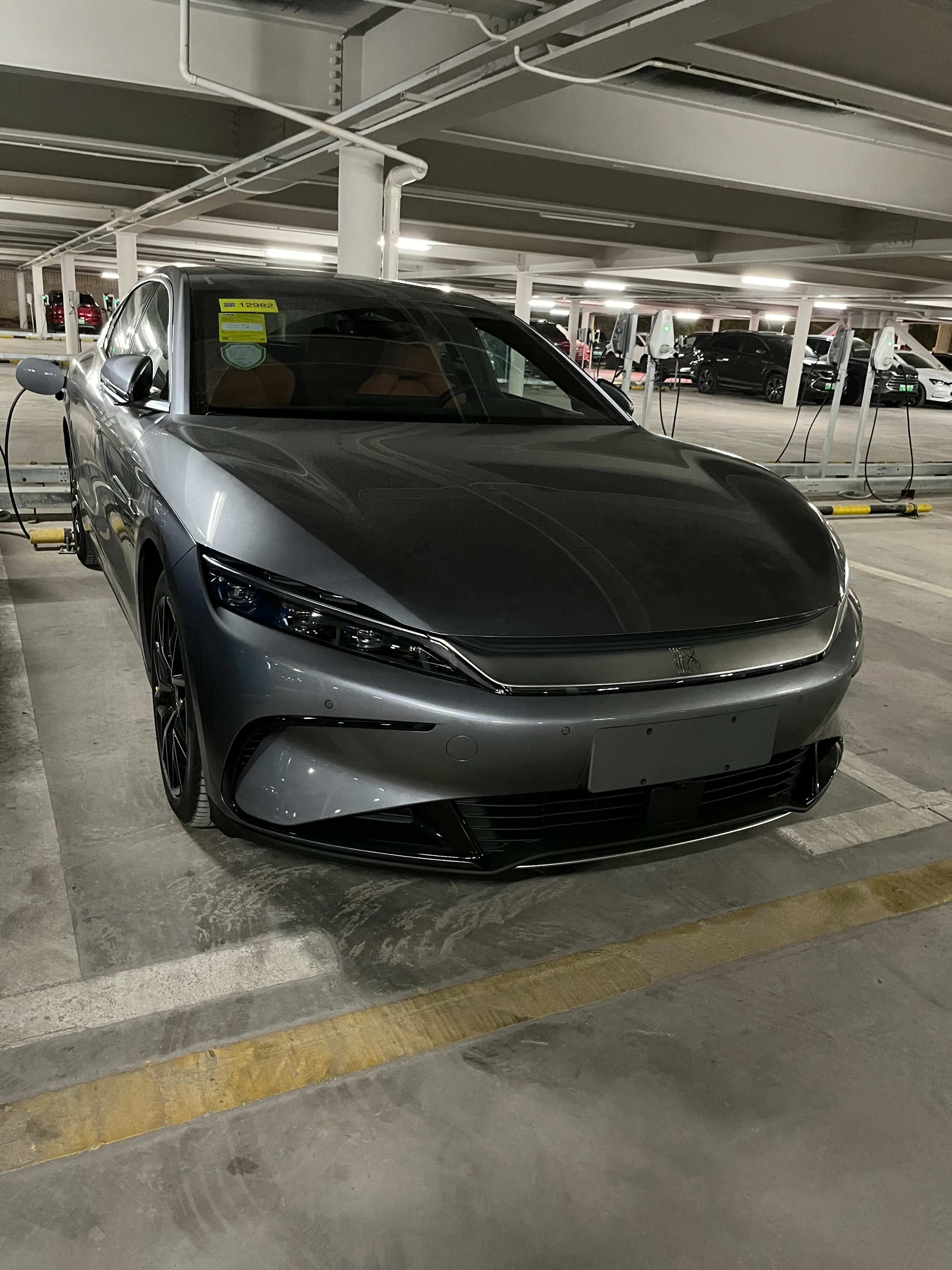 首批比亚迪汉ev实拍,金属灰漆面质 双电机,加速3.9秒,犀利大气