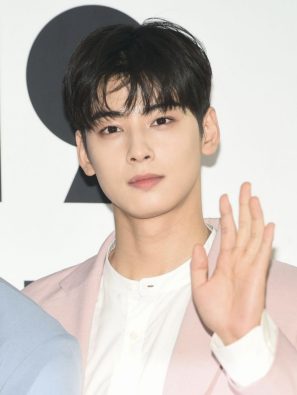 这么年轻就去世了,真是可惜4月19日晚,韩国astro组合成员文彬被经纪人