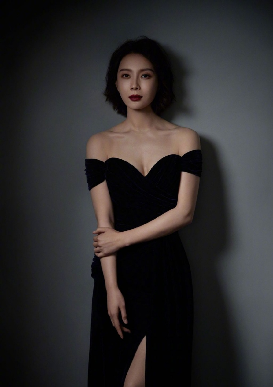 陈数一袭黑色抹胸开衩长裙大秀好身材 短发配红唇又美又飒 67[大笑]