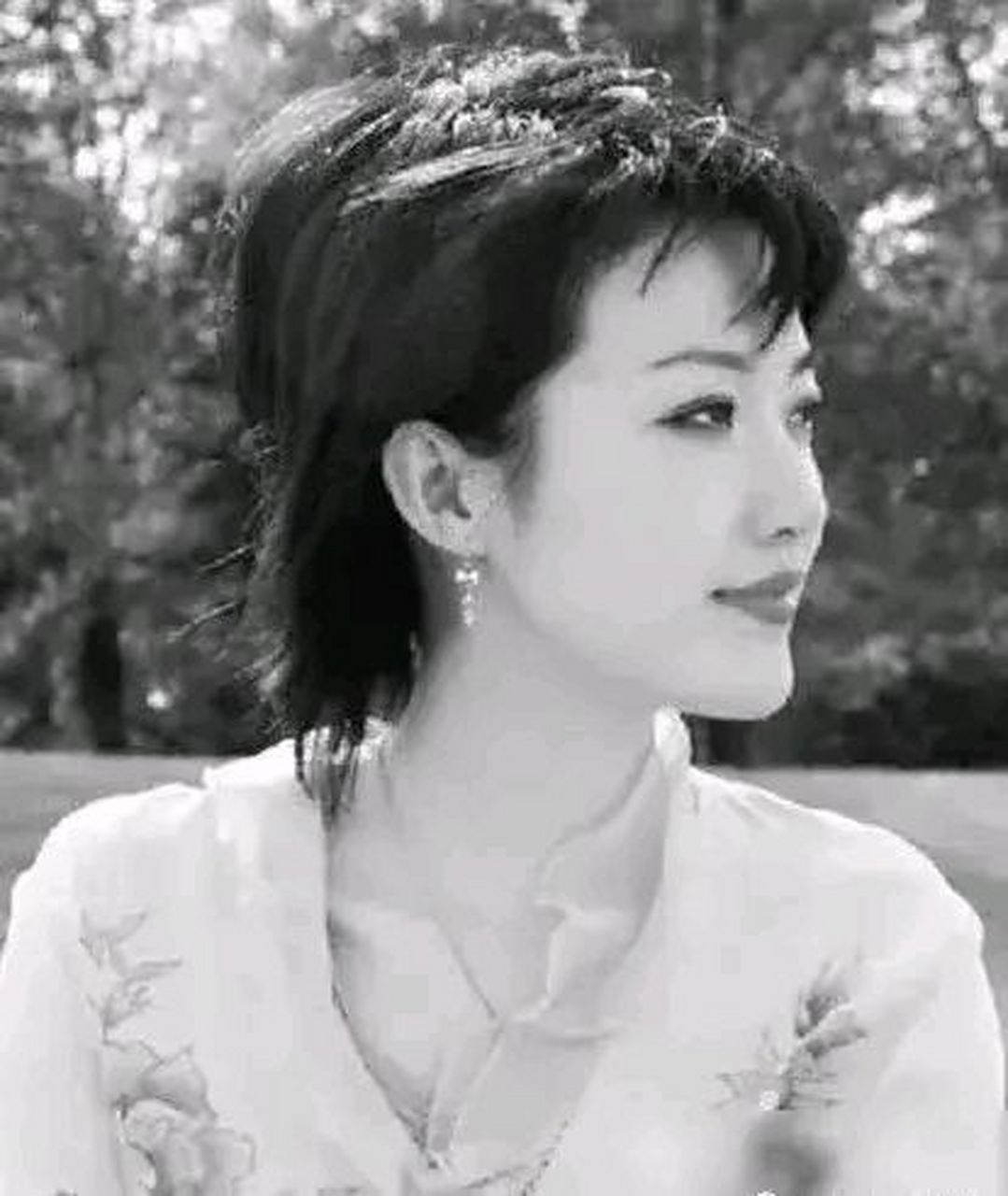 年轻时候泰国第一位女总理英拉的绝美侧颜,此时20岁的她在清迈大学