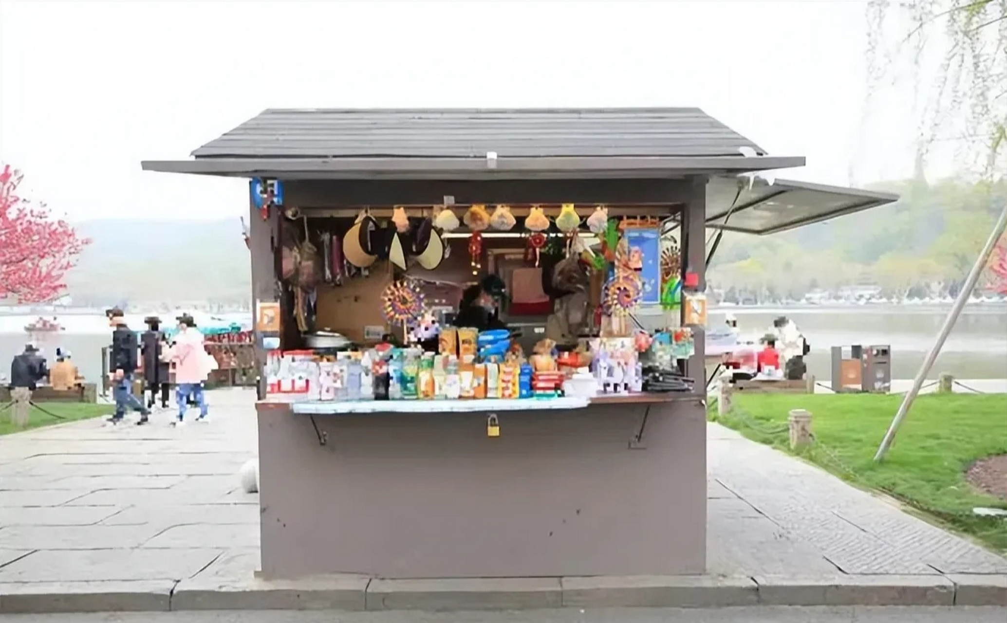 杭州西瓜景区里面的小卖部,就是图片里这么小的一个门面,一年的租金