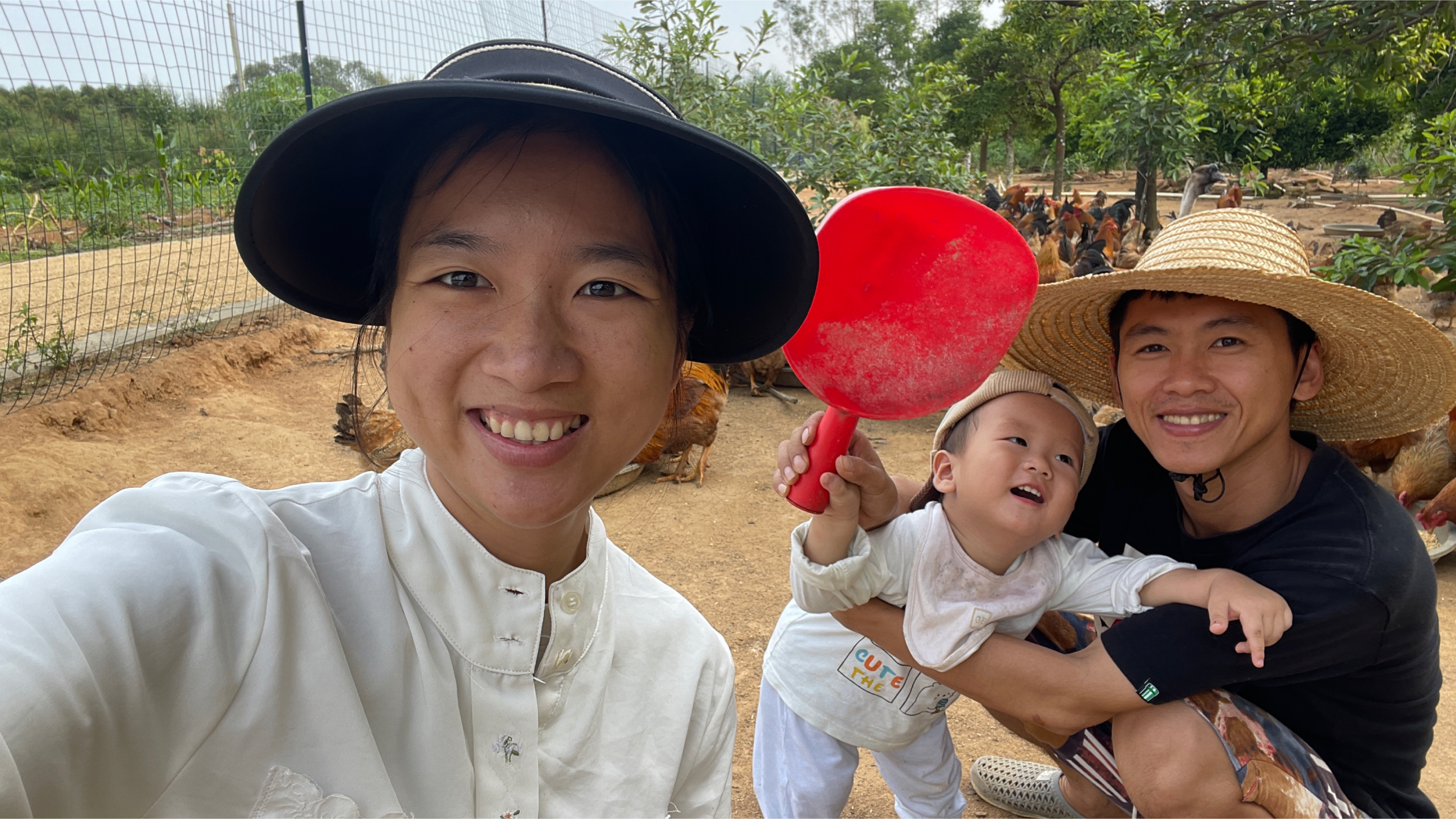 萌娃一岁半不到帮忙抓鸡，一天到晚闲不住，生这个宝宝真让人羡慕