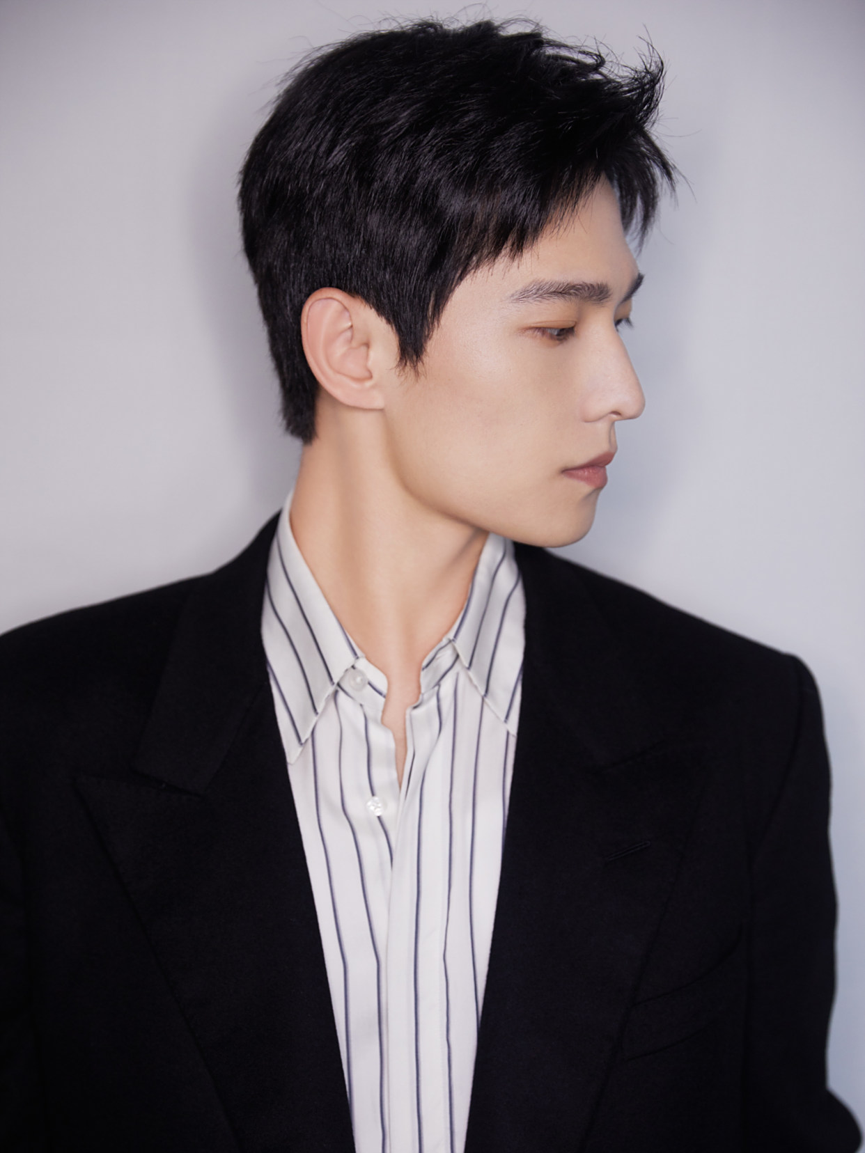 杨洋出席宣传活动,完美的侧颜和硬朗的下颚线真的太可以了