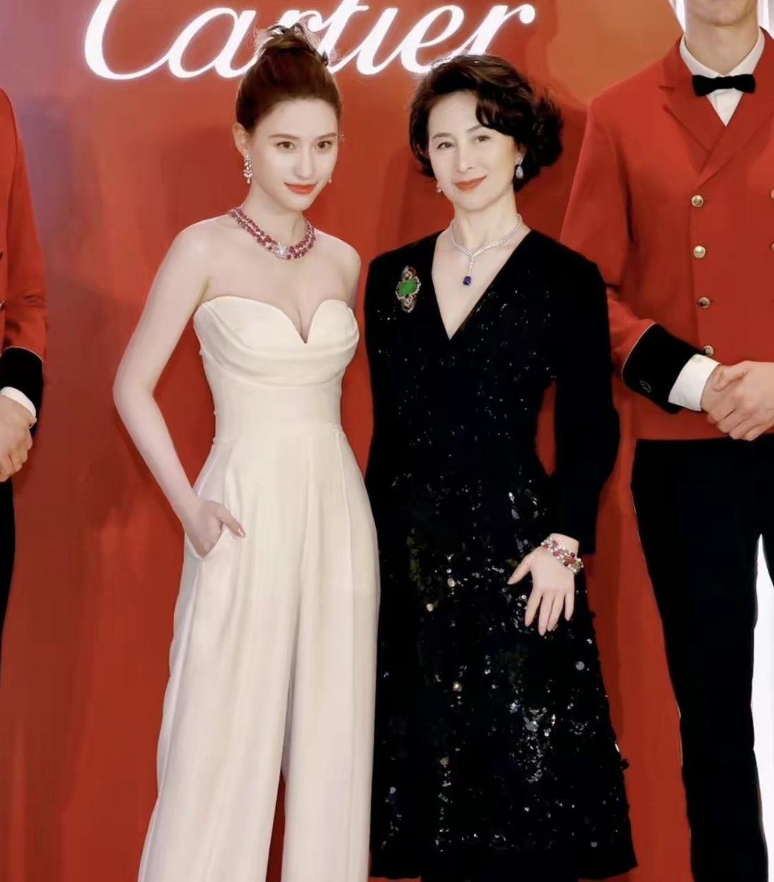 赌王千金何超莲何超琼罕同框,姐妹玩亲亲长太像,相差29岁似母女.