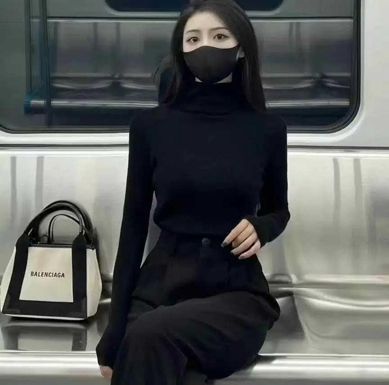 地铁上的美女图片
