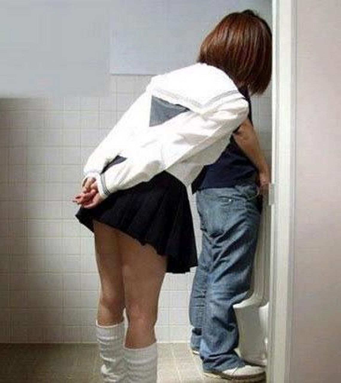 女闯男浴室是美丽的误会, 男闯女浴室是纯粹耍流氓.