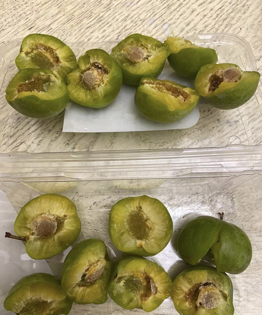 李子里面晶体状的那个东西是什么?是坏了吗?还能不能吃?