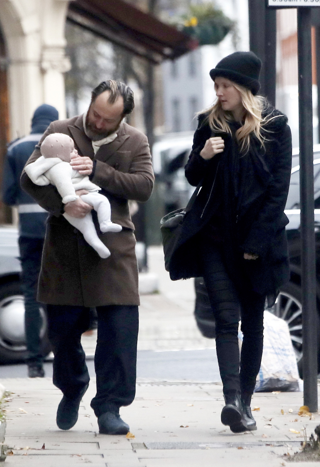 幸福!裘德·洛(judelaw)抱着孩子和妻子外出新街拍