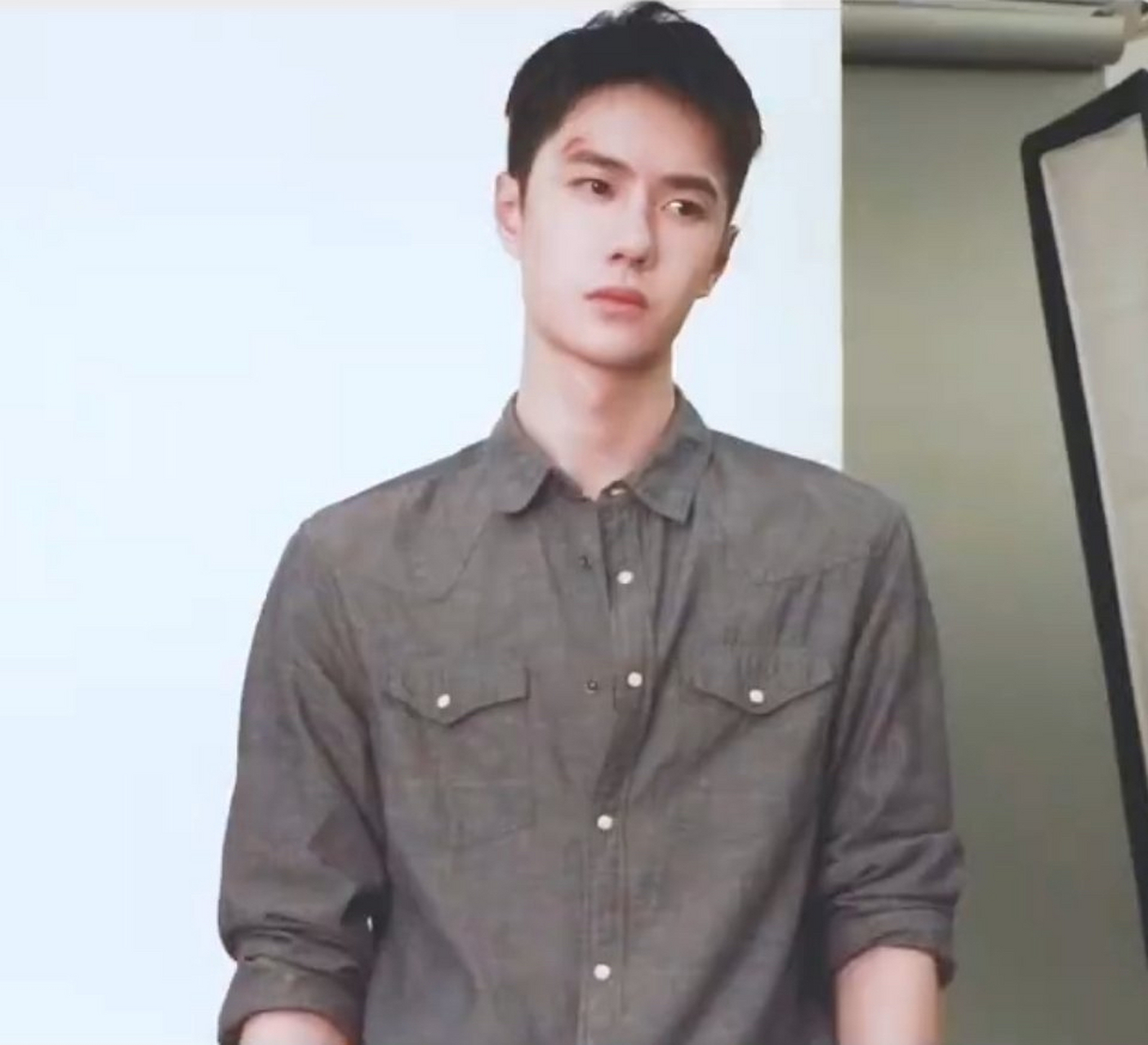 王一博把这种滞销颜色的衬衫,竟然穿的很好看[捂脸] 这种颜色真的有人