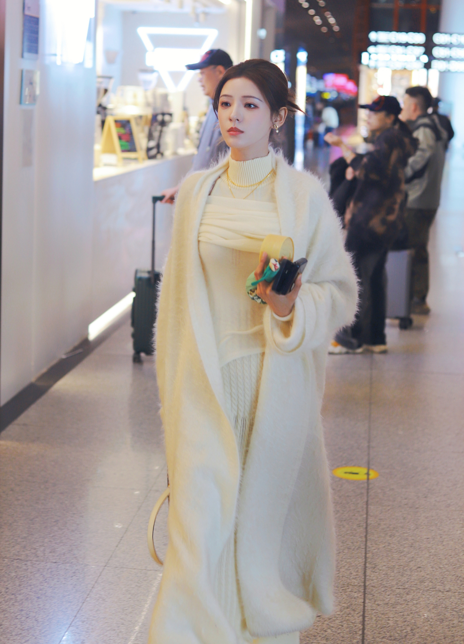 张予曦的机场穿搭真好看,清新俏丽,又美又温柔!