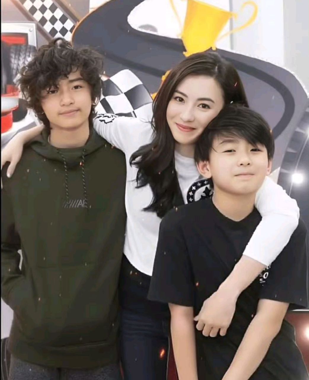 张柏芝与谢霆锋的两个儿子,据网友爆料,他大儿子身高已经达到了175