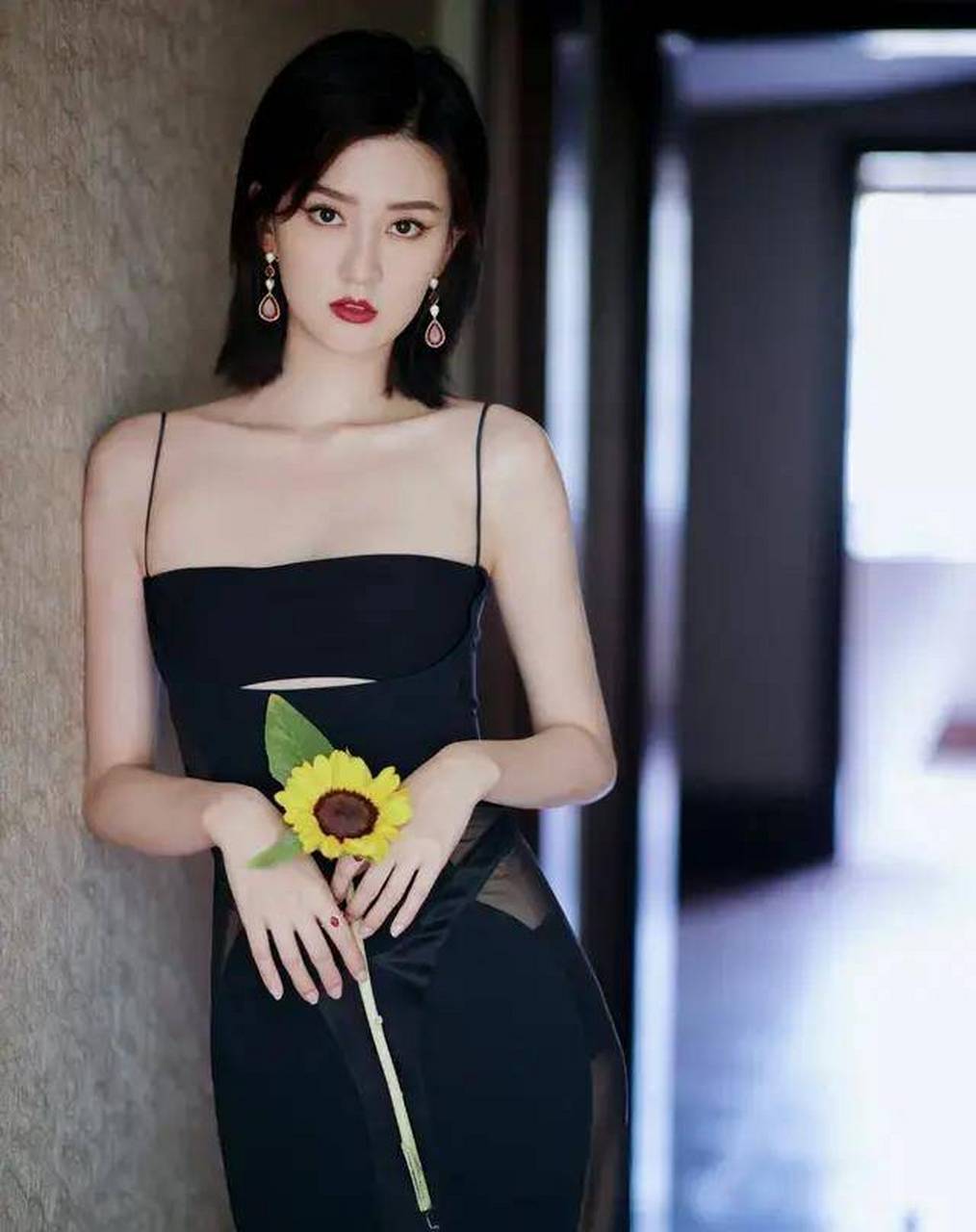 乔欣"乖乖女"学坏了,薄纱长裙,好身材呼之欲出!