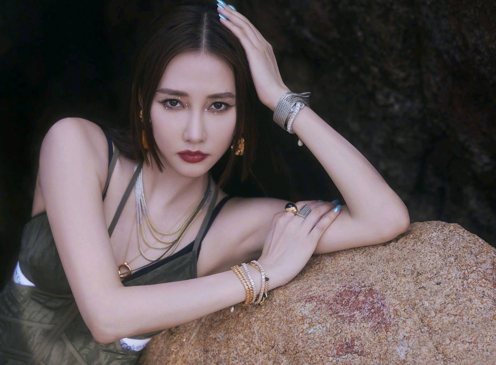 弦子海边写真,身材好颜值高的美女谁能不爱#一眼沦陷# #娱乐大赏