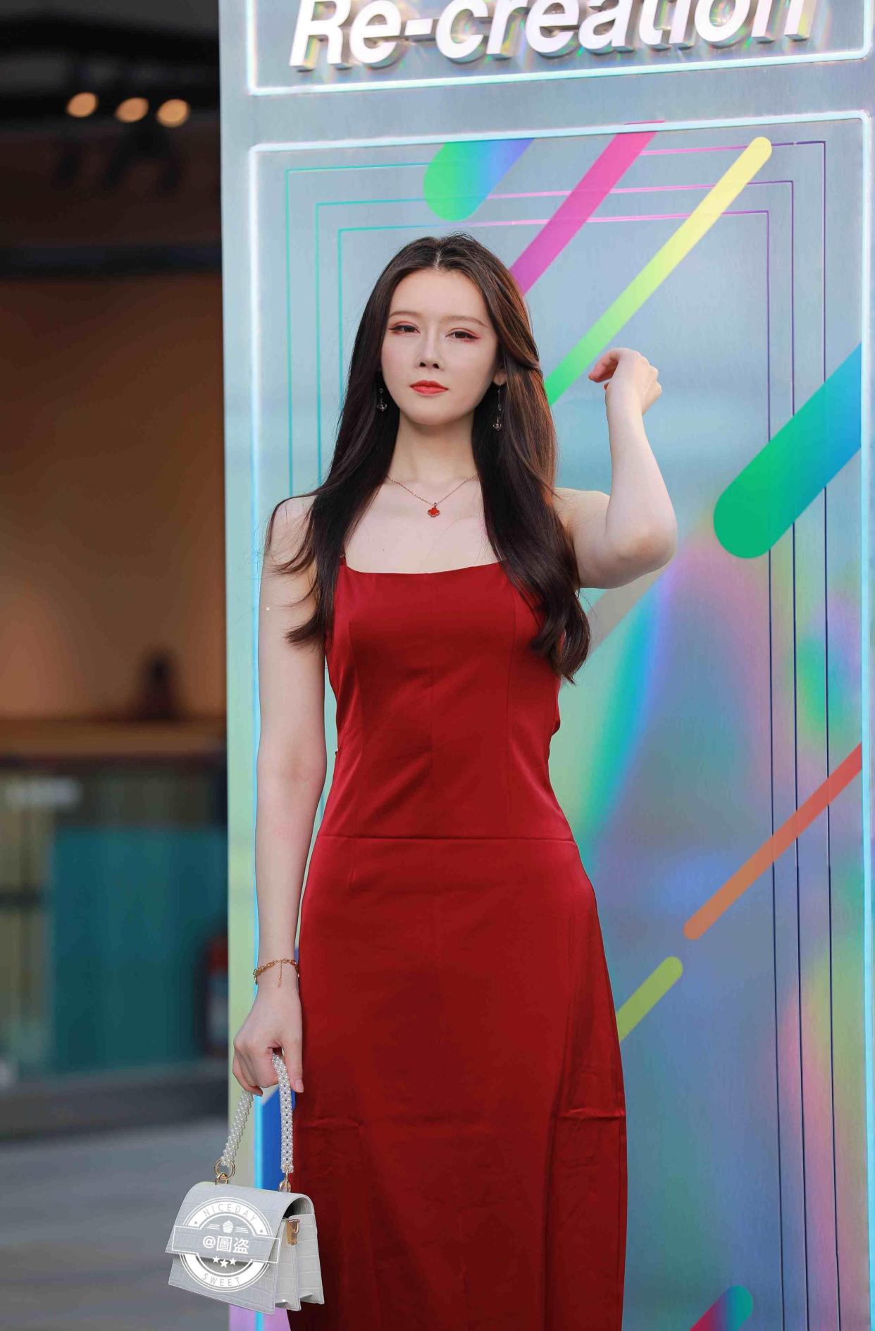 丰润柔美的包臀裙美女,选对裙型的女生,时尚优雅