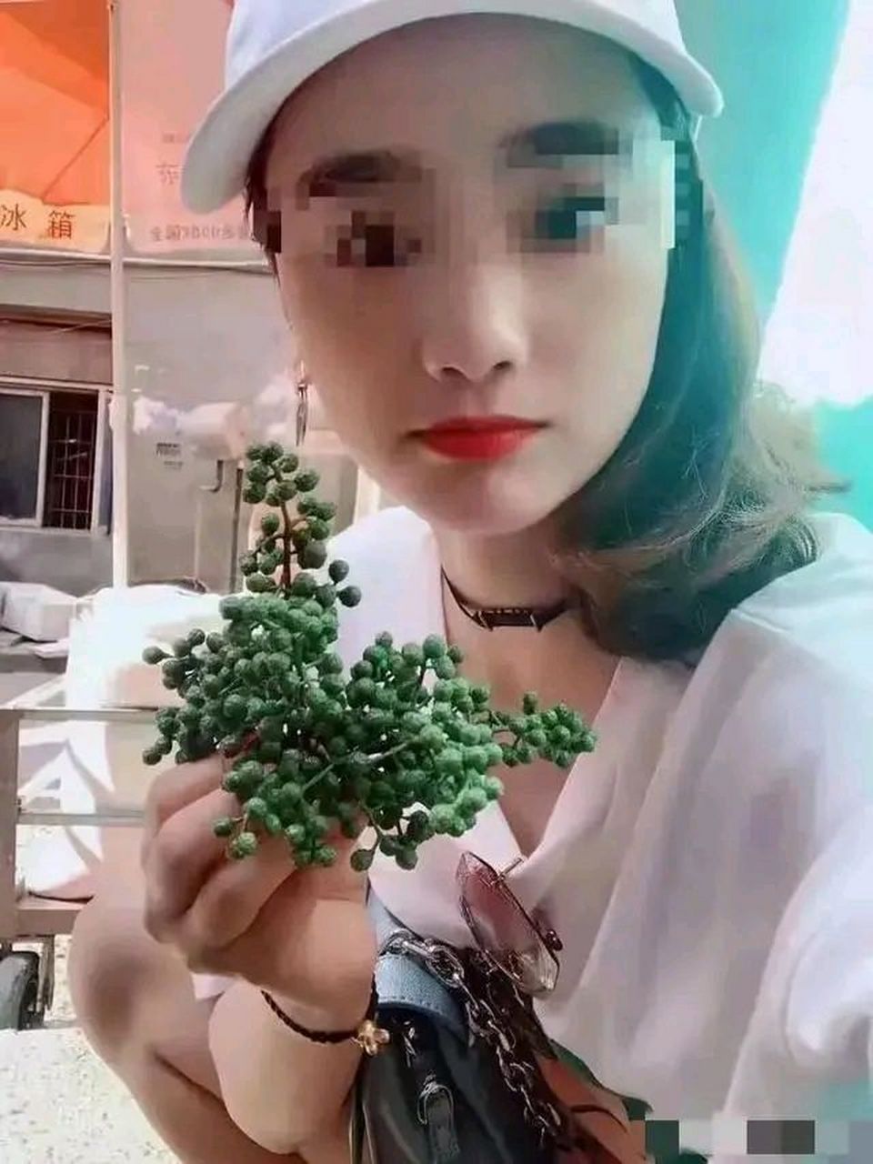 四川南充,凌晨5点多,漂亮的美甲店女老板顾某和7岁的女儿正在家中睡觉