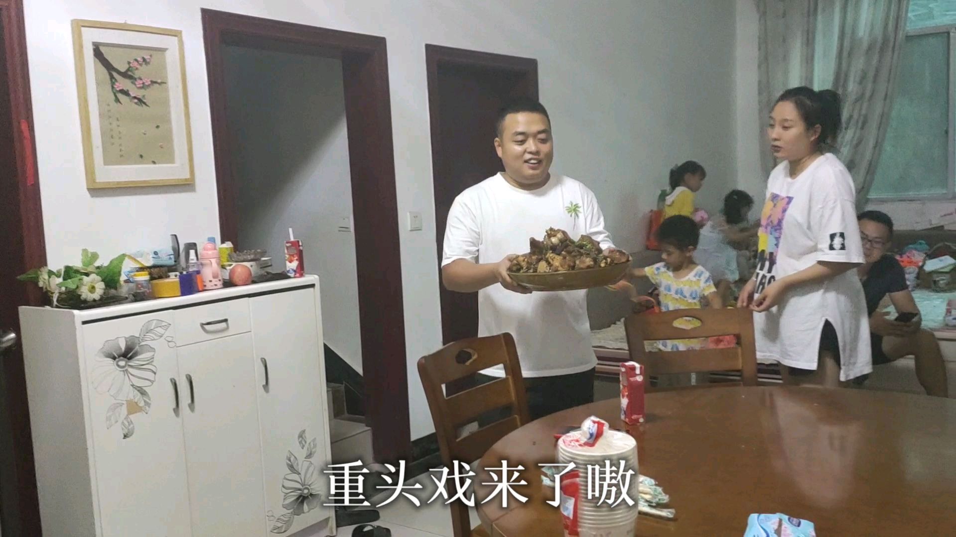 爸回来了几天又要出去上班了,胖哥买了15斤筒子骨让爸一次吃个够