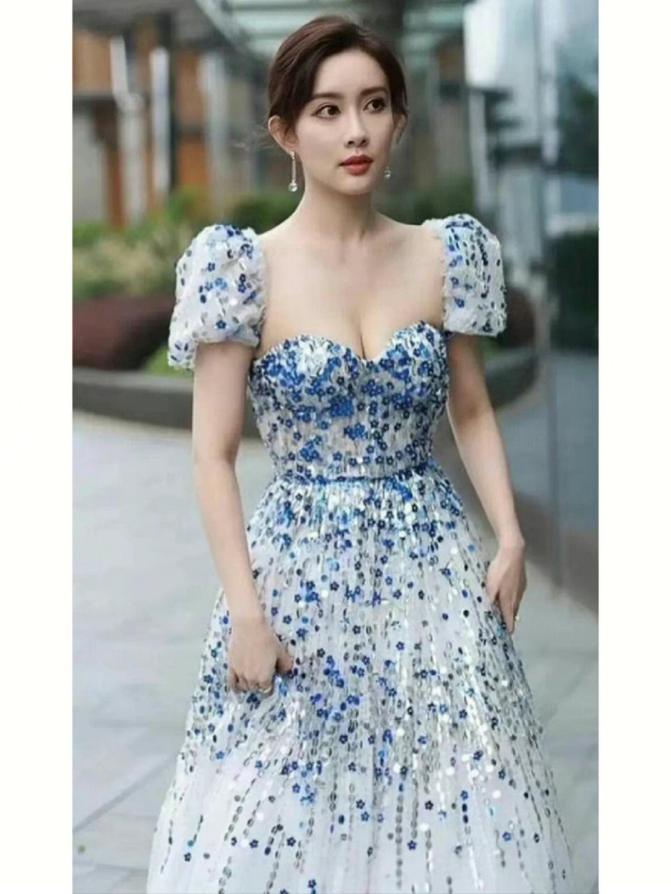 明星美图秀# 孟子义一袭碎花礼服裙,尽显清纯甜美#时尚与艺术# #凹乙