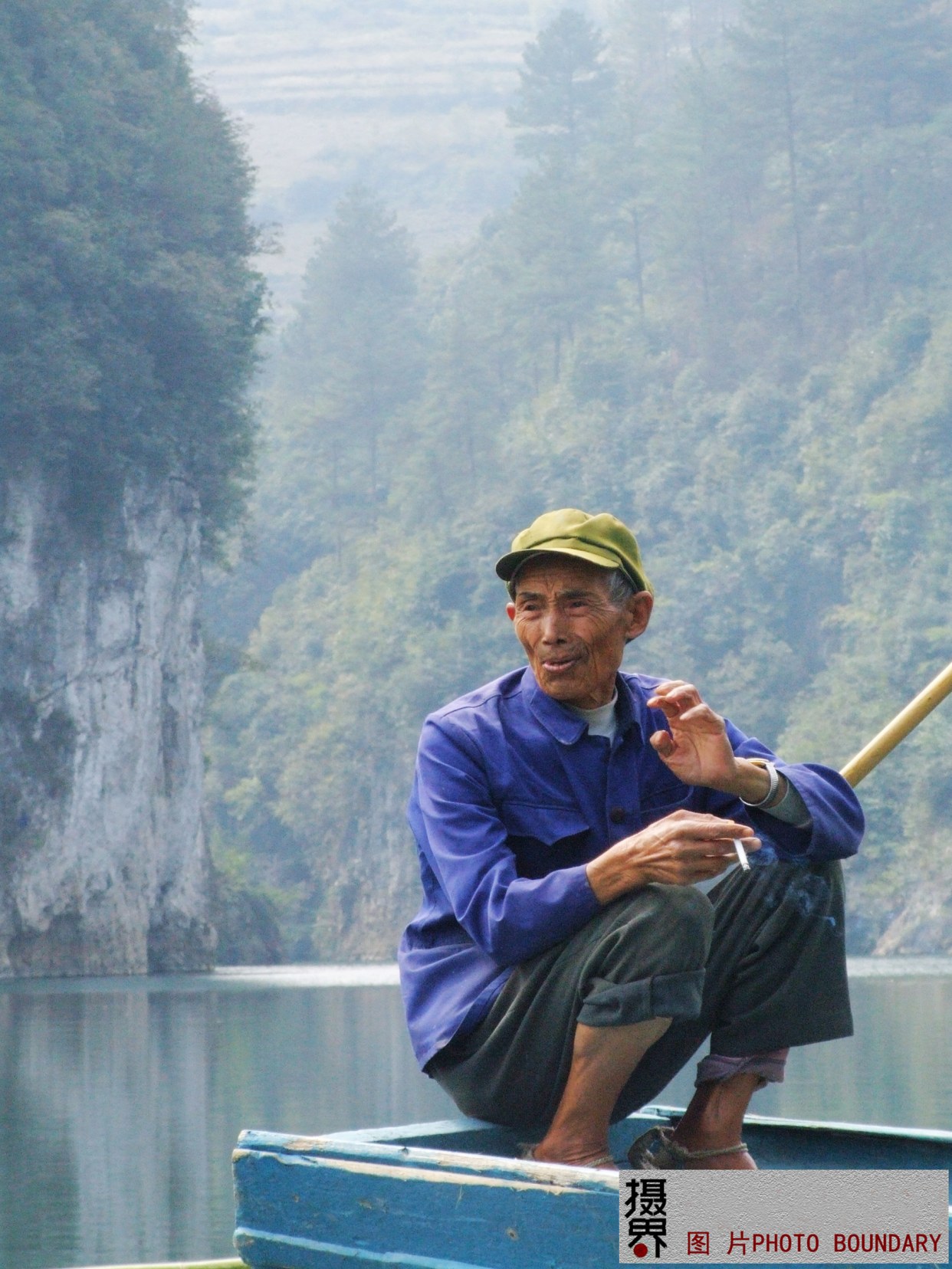 渡口挣渡七旬老人,撑船不仅是为了生活