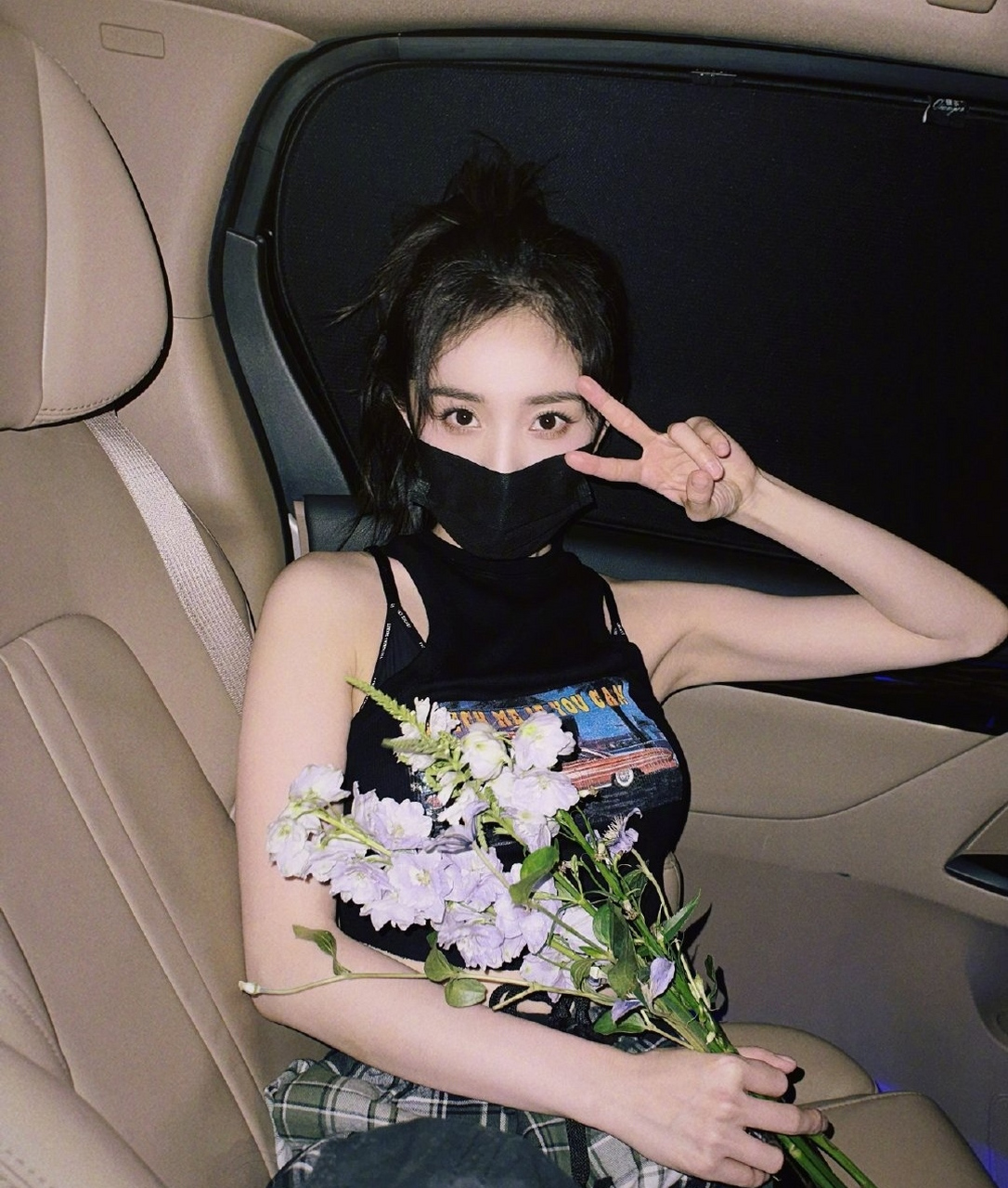 杨幂收工回家,坐在车里也不摘掉口罩,拍照只露眼睛,依然散发着浓浓