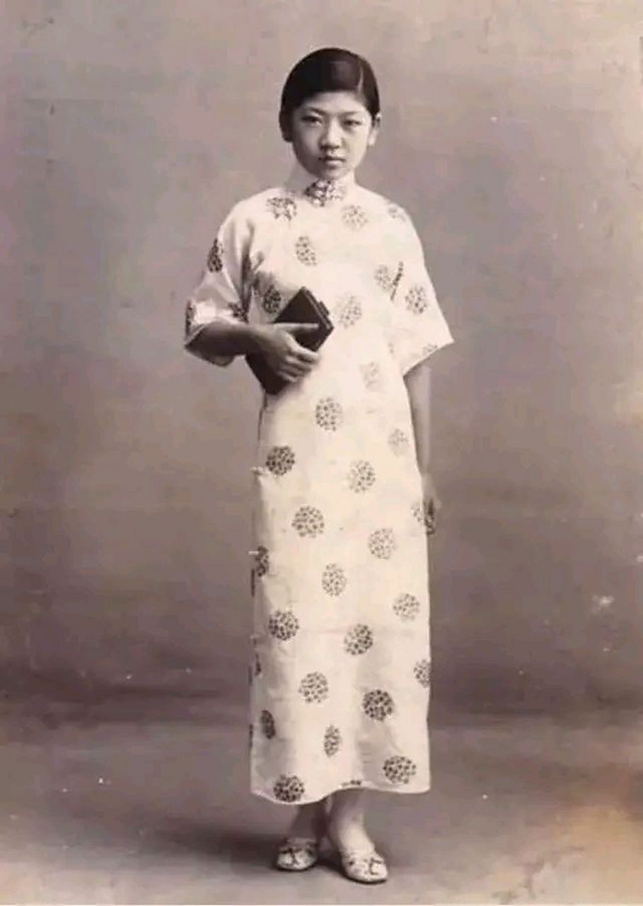 1938年,74岁的齐白石和36岁的夫人胡宝珠,以及他们的5个儿女在家中留