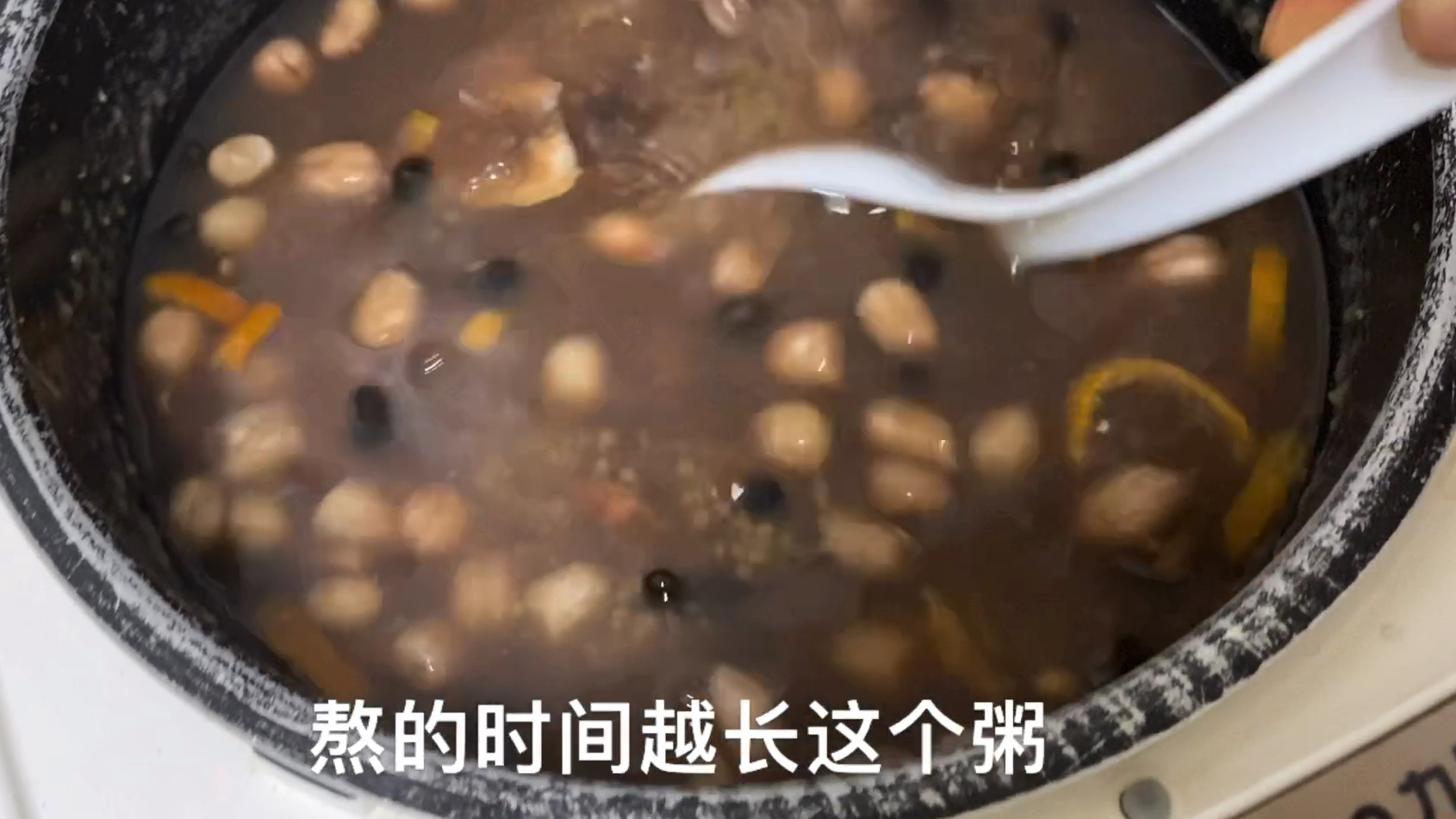 大男孩做秘制八宝粥,汤浓味香,老婆吃得真香