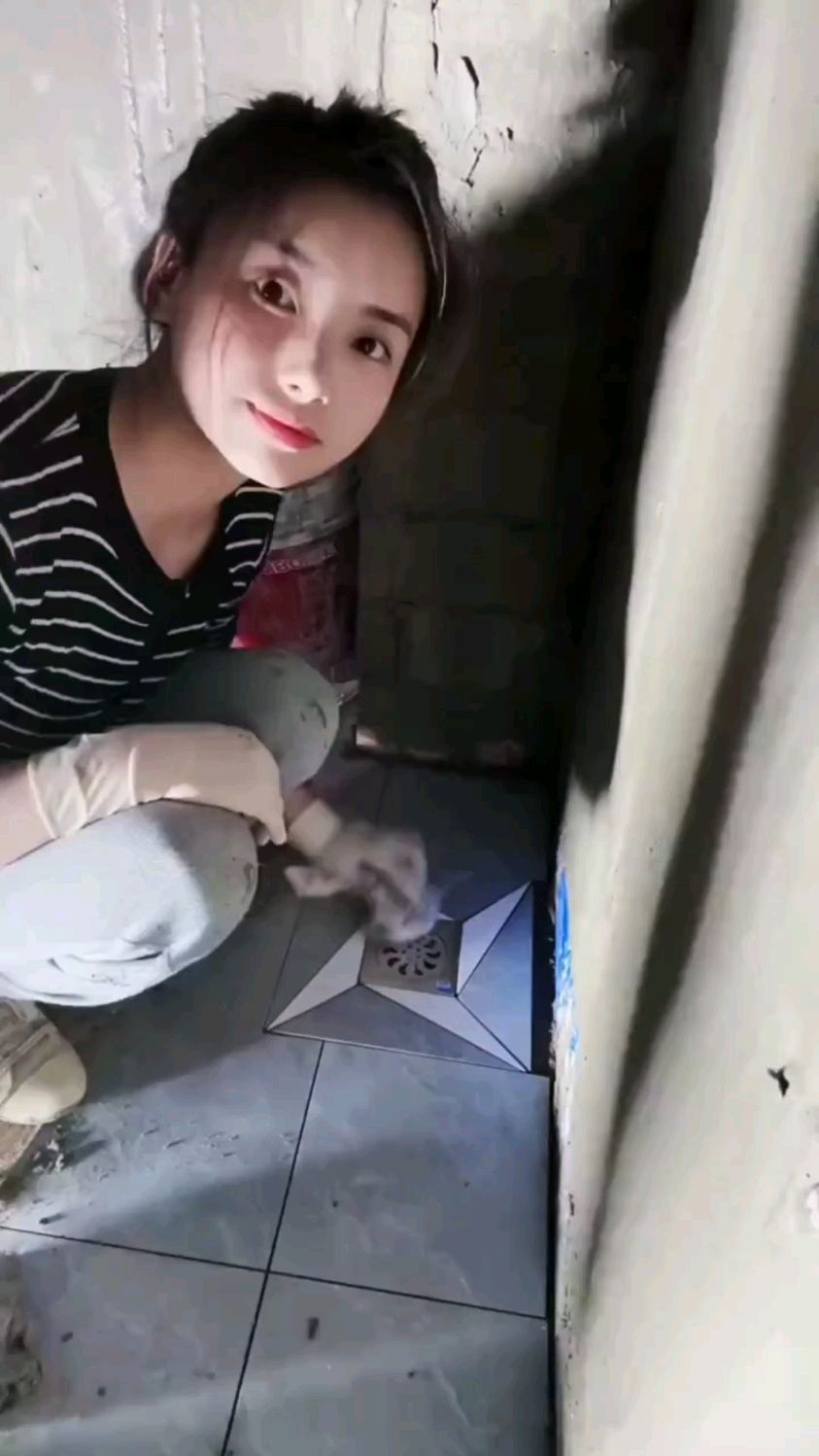 美女室内瓷砖铺贴施工