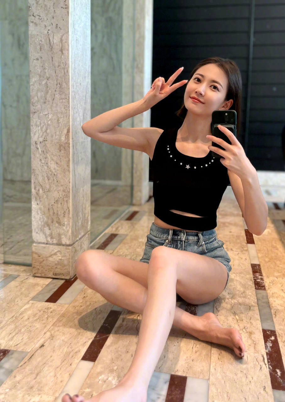 陈钰琪的自拍也是比剪刀手哎[偷笑]