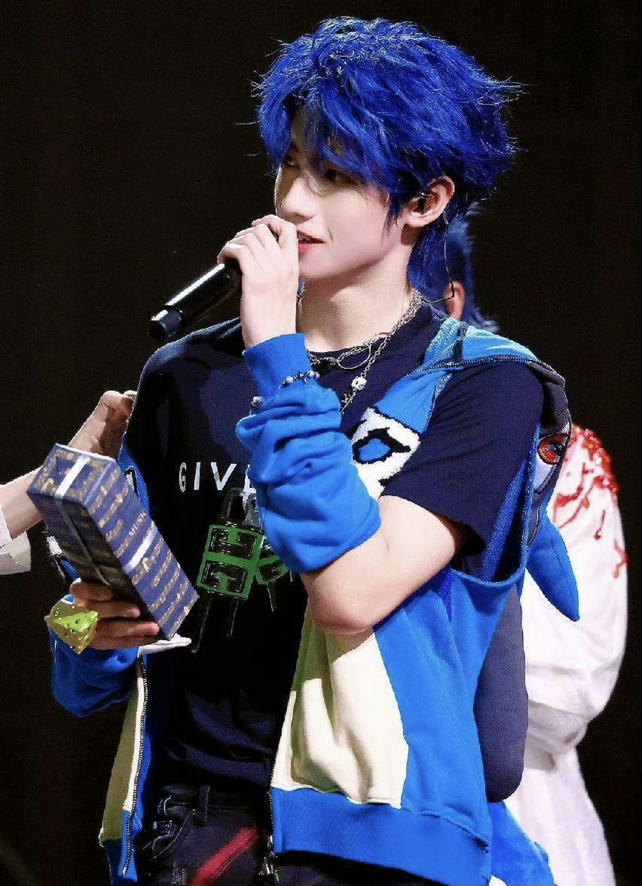 tf家族三代大连演唱会舞台饭拍,正值青春的大帅哥,也太养眼了吧!