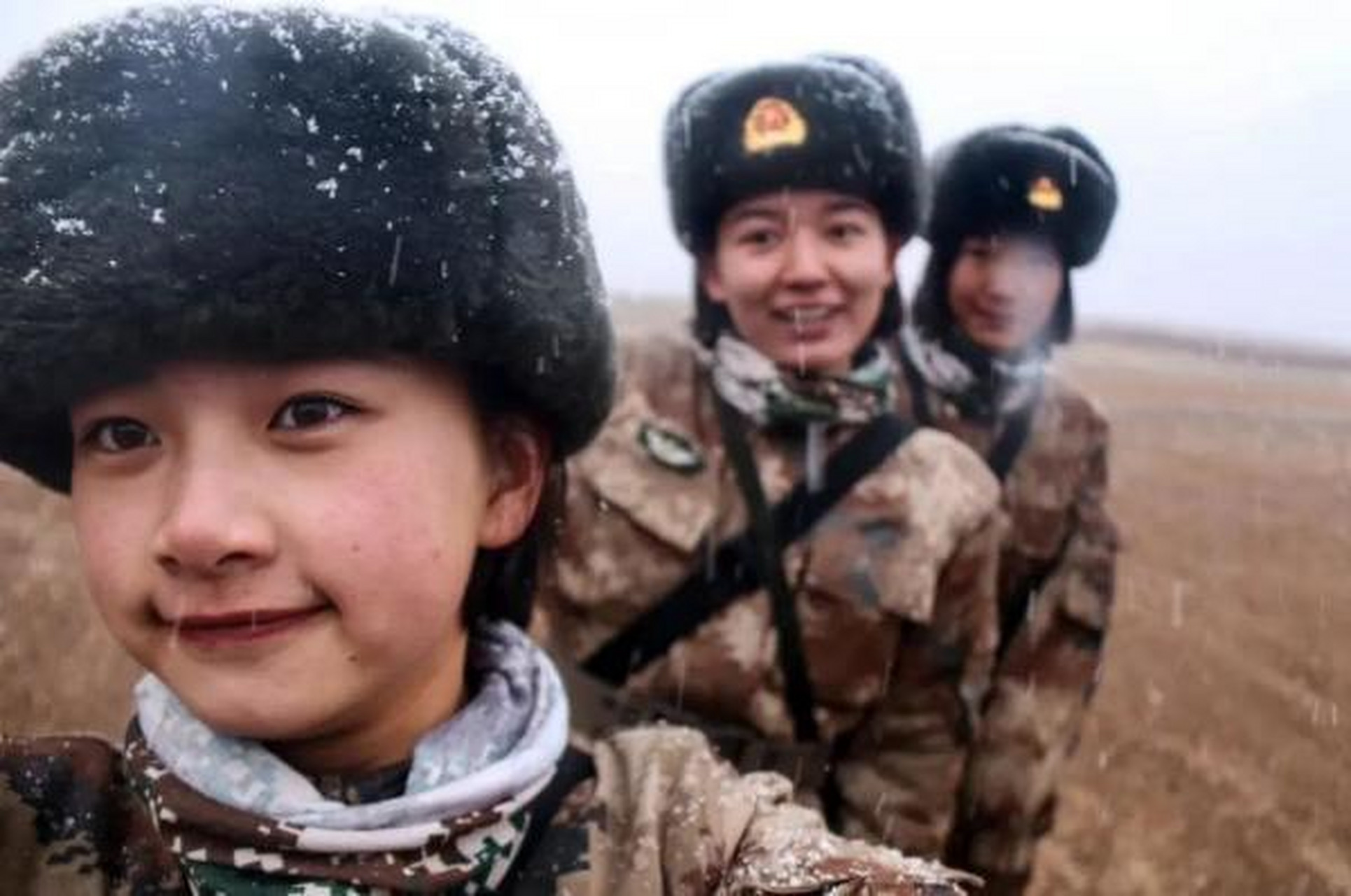 海拔5300多米的高原,这张自拍照中的女兵姑娘笑得很甜很美!