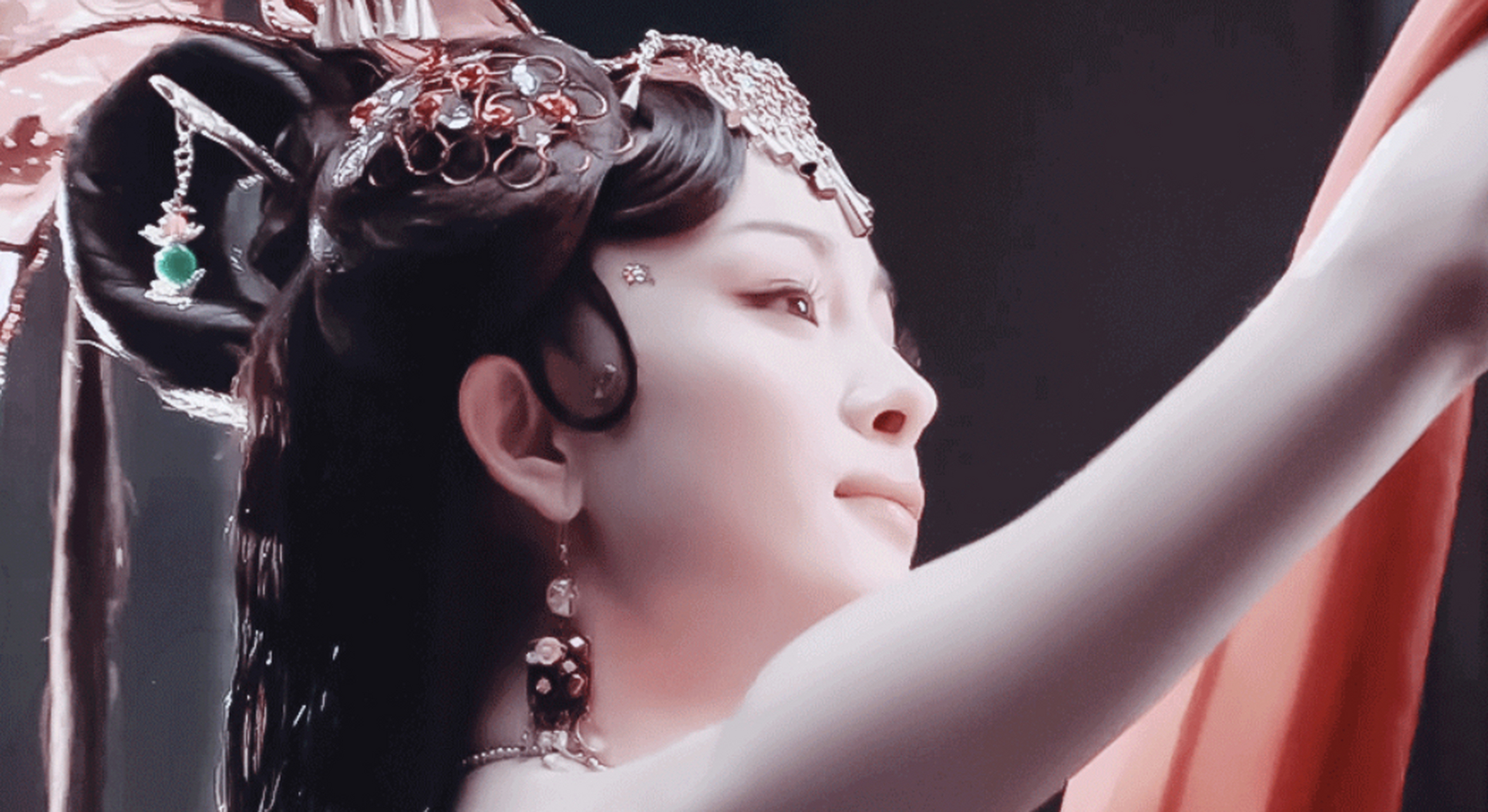 杨幂版王昭君是古装爱情电视剧《王昭君》里汉元帝在位时被选入沟的