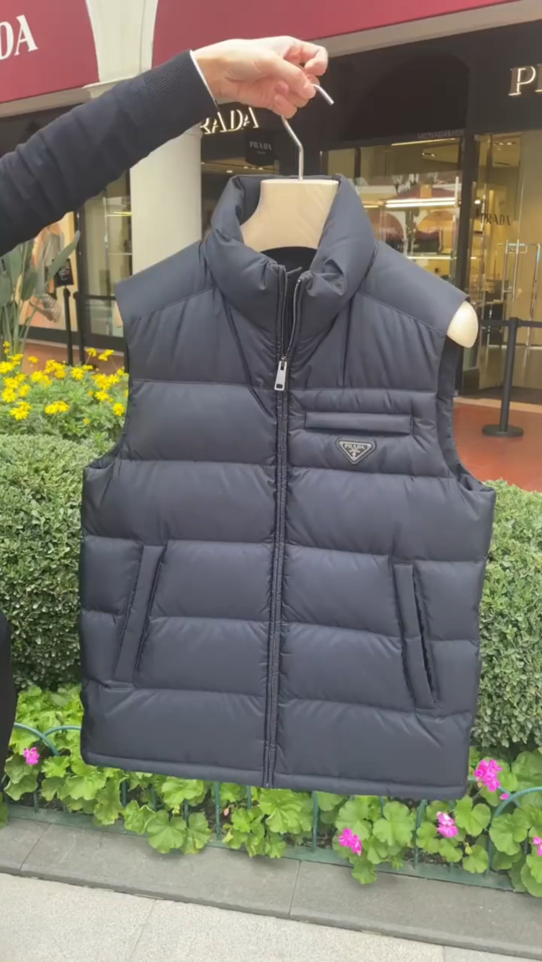 普拉达2022最新款羽绒马甲,简约时尚尽显优雅风范-度小视