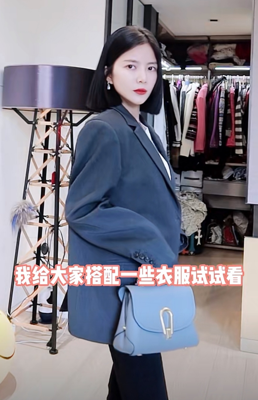杜淳老婆王灿购物频率堪比女明星,她新入手一个蓝色包包,换了六个不同