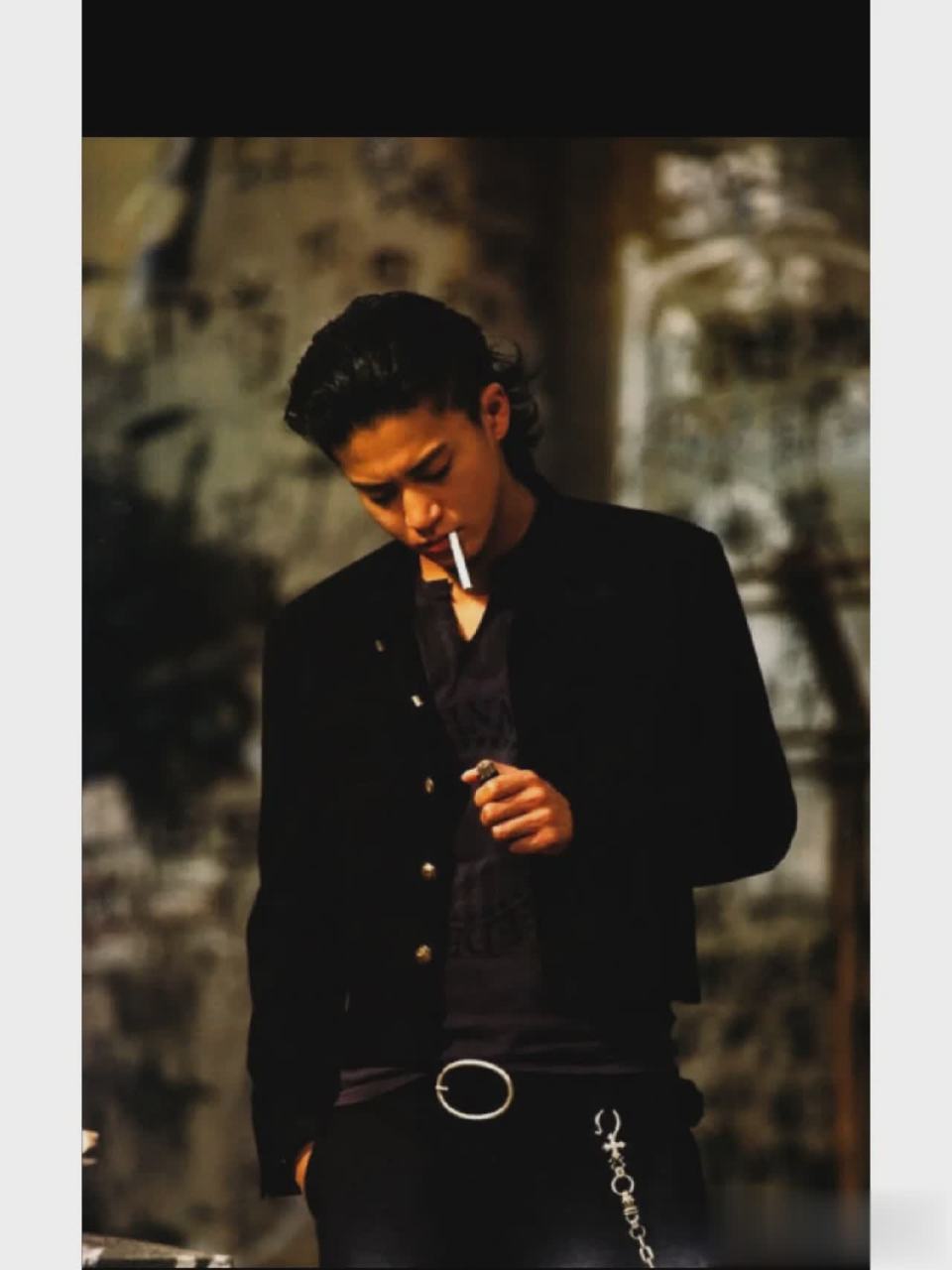 讲述了铃兰高中,一群热血少年,争夺铃兰顶点,脚踢凤仙各个高校的故事