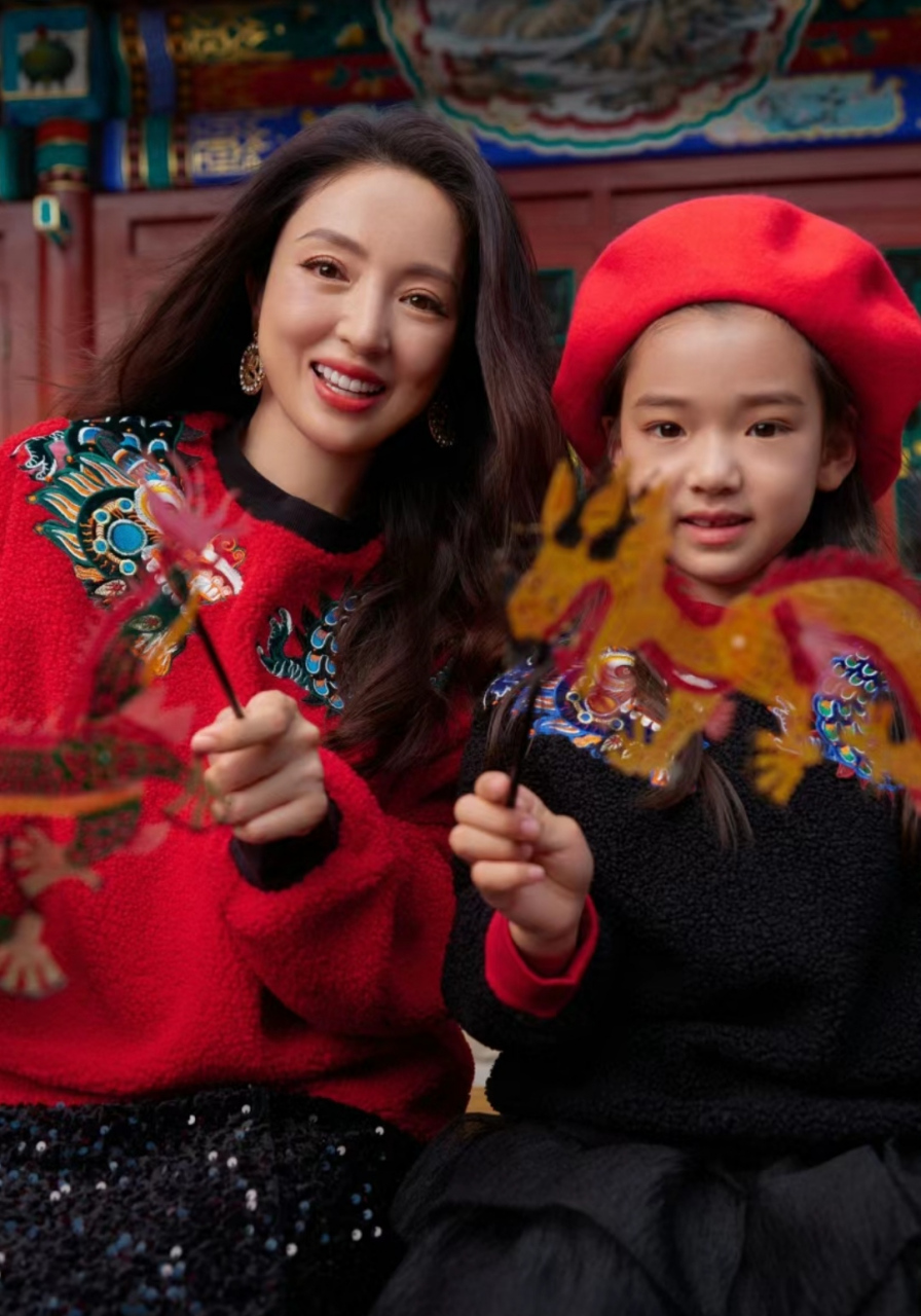 小酒窝被妈妈培养成小童星,镜头前表现力不输大人