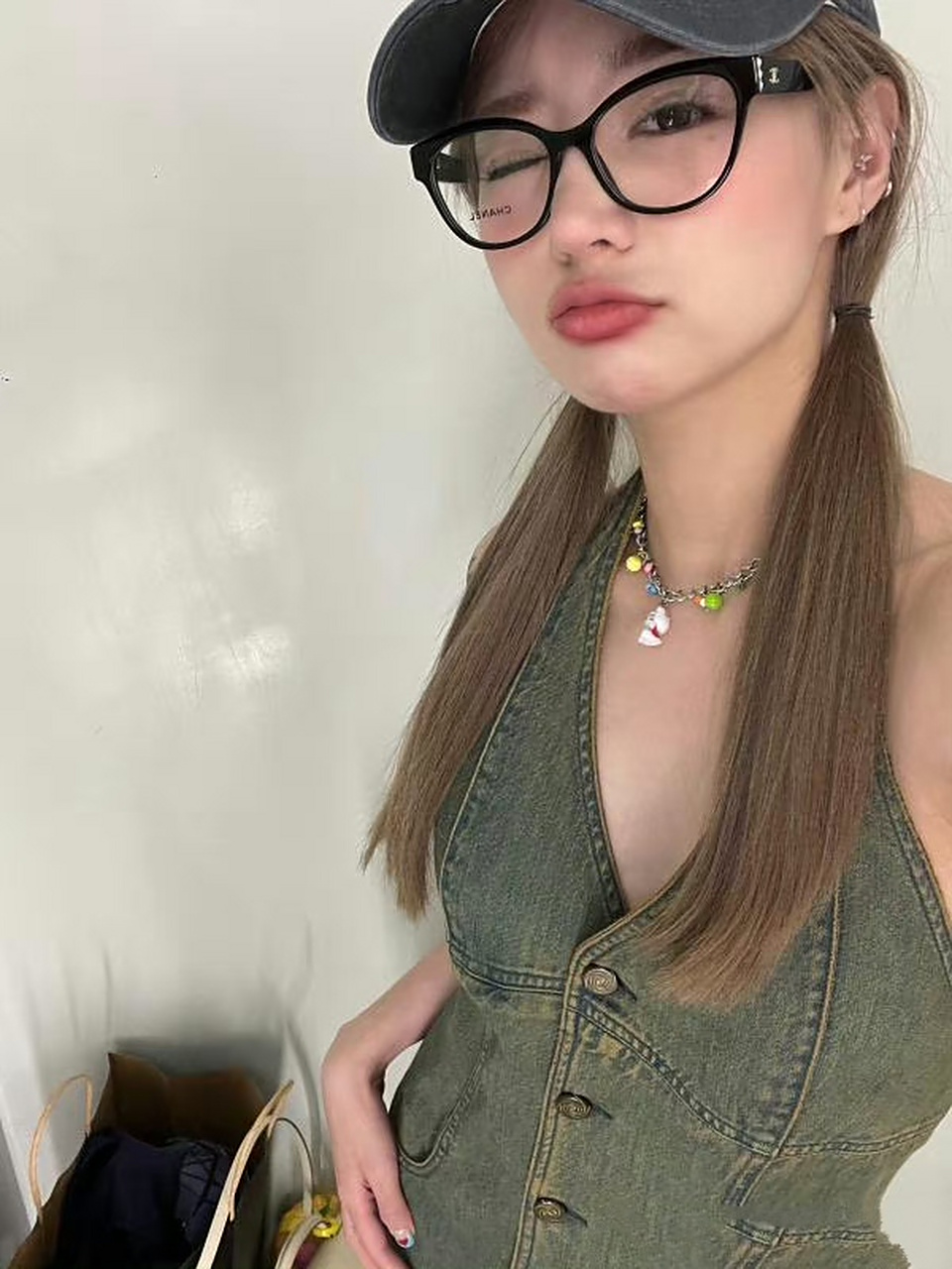 uzi妻子奥咪咪更博回应黑粉:妈呀 生了孩子出去旅游犯法吗?